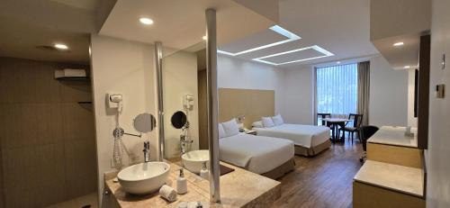 Koupelna v ubytování Ramada by Wyndham Mexico City Santa Fe