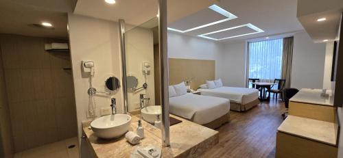 Ein Bett oder Betten in einem Zimmer der Unterkunft Ramada by Wyndham Mexico City Santa Fe