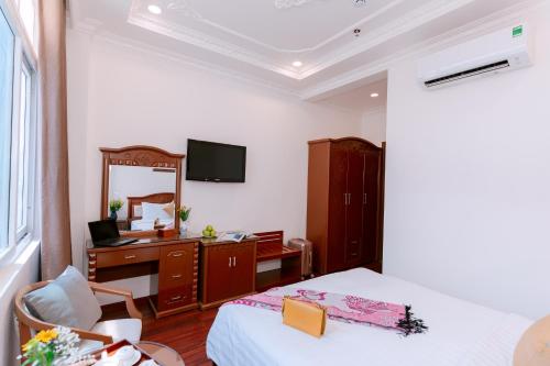 DAHLIALAND SAIGON HOTEL & SWIMMING PooLにあるテレビまたはエンターテインメントセンター