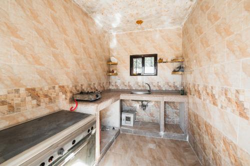 Dapur atau dapur kecil di Wadi Rum Sunrise Guesthouse