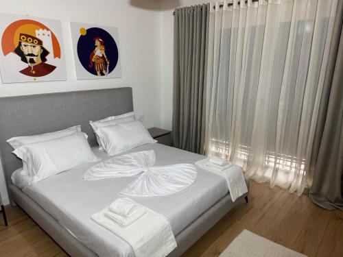 a bedroom with a bed with white sheets and pillows at Villetta independente la Perla in Ceggia