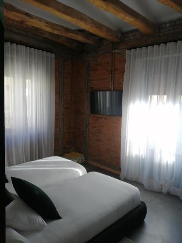 Postel nebo postele na pokoji v ubytování 13 suites