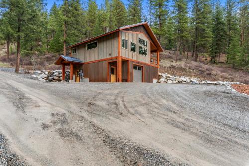 a house on the side of a dirt road at Eagle Creek Hideaway in Leavenworth