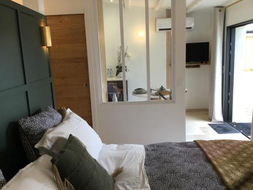 a bedroom with a bed and a large mirror at Chambre Cosy Chic in Challans