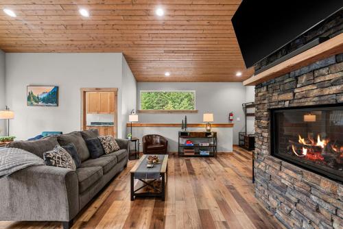 a living room with a couch and a fireplace at Eagle Creek Hideaway in Leavenworth