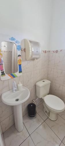 カボ・フリオにあるSuite Renascer Cabo Frioのトイレと洗面台のある小さなバスルーム