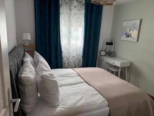 une chambre avec un lit et une fenêtre avec des rideaux bleus dans l'établissement Nice apartment Promenade des Anglais à 5 minutes de la mer à pied, à Nice