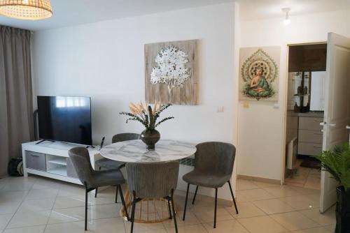 une salle à manger avec une table et des chaises dans l'établissement Nice apartment Promenade des Anglais à 5 minutes de la mer à pied, à Nice