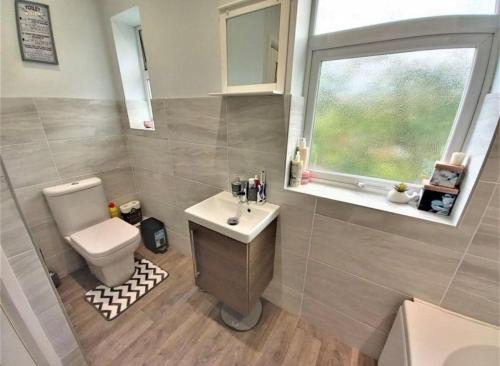 Ένα μπάνιο στο Spacious 2 bedroom flat in Newcastle w Free parking