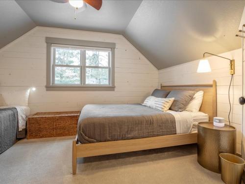Ένα ή περισσότερα κρεβάτια σε δωμάτιο στο North Loon Cabin