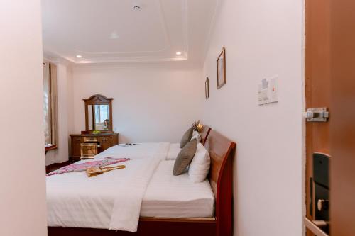 DAHLIALAND SAIGON HOTEL & SWIMMING PooLにあるベッド