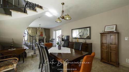 une salle à manger avec une table et des chaises dans l'établissement CORNOUAILLE house 6 p close to Concarneau beach, à Concarneau