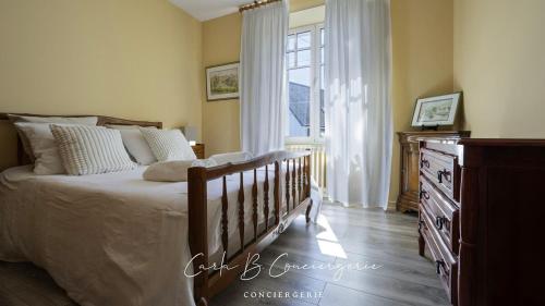 - une chambre avec un lit, une commode et une fenêtre dans l'établissement CORNOUAILLE house 6 p close to Concarneau beach, à Concarneau