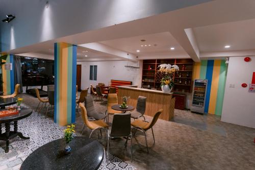 DAHLIALAND SAIGON HOTEL & SWIMMING PooLにあるキッチンまたは簡易キッチン