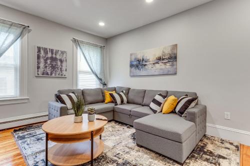 Zona de estar de 1 Mi to Dtwn Pet-Friendly Providence Apt with Yard