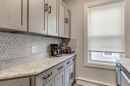 Una cocina o zona de cocina en 1 Mi to Dtwn Pet-Friendly Providence Apt with Yard