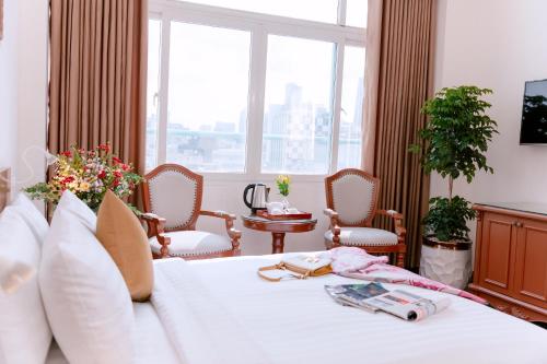 DAHLIALAND SAIGON HOTEL & SWIMMING PooLにあるベッド