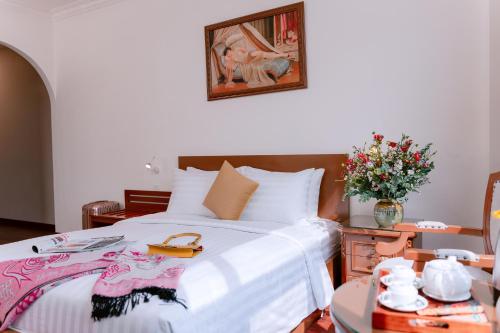 DAHLIALAND SAIGON HOTEL & SWIMMING PooLにあるベッド