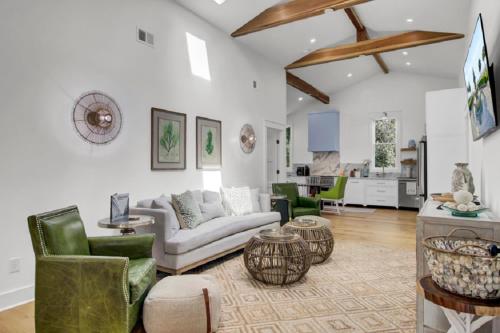 Una sala de estar con un sofá y sillas y una cocina. en Sandcrab Court 22 by Wild Dunes, Luxury Home, en Isle of Palms