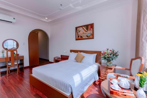 DAHLIALAND SAIGON HOTEL & SWIMMING PooLにあるベッド