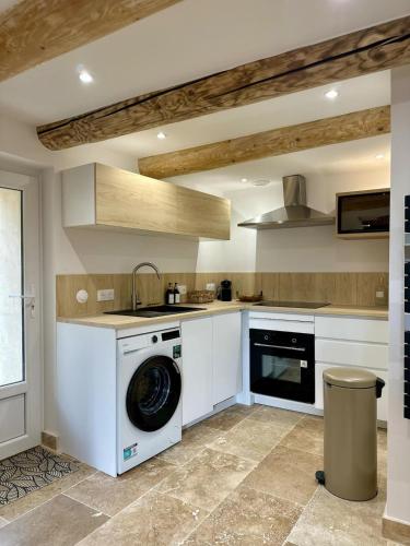 Il comprend une cuisine équipée d'un lave-linge et d'un sèche-linge. dans l'établissement Lou Galagaspe, à Salon-de-Provence