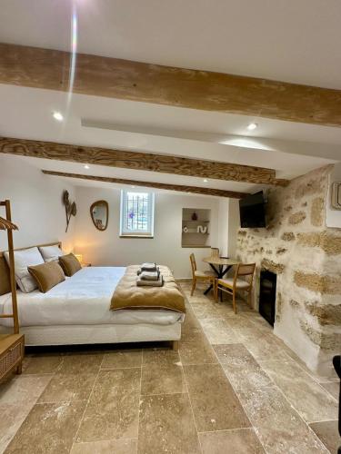 - une chambre avec un grand lit et une cheminée dans l'établissement Lou Galagaspe, à Salon-de-Provence