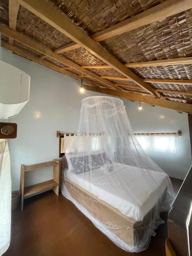 Ένα ή περισσότερα κρεβάτια σε δωμάτιο στο Siargao Nalu Loft House