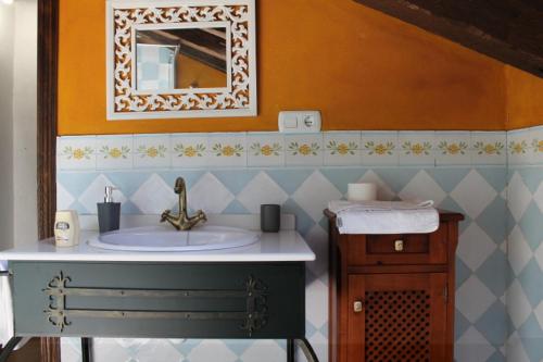 a bathroom with a sink and a mirror at Cabachuelas I casas rurales in San Miguel de Valero