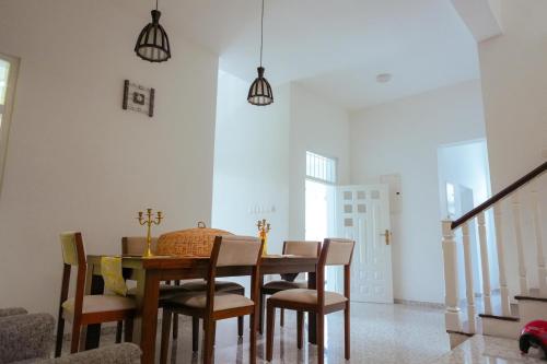 a dining room with a table and chairs at Spacious Eco Guest House Colombo in Sri Jayewardenepura Kotte