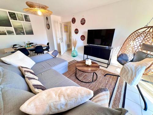 a living room with two couches and a television at Magnifique 2 chambres - Parking - Netflix - Gare in Arras