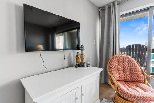 a room with a white desk and a chair at Ocean View 2BR2BA Top-Floor Condo w Balcony & Bay Sunset Views in Ocean City