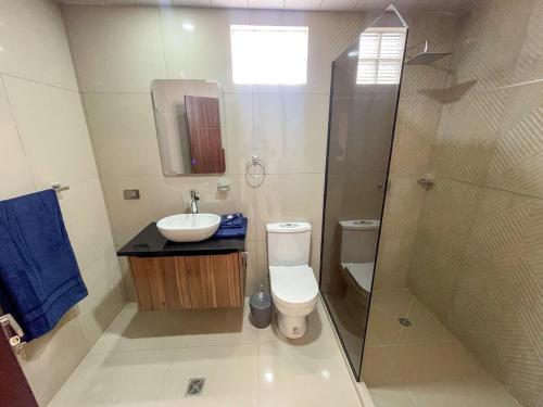 a bathroom with a toilet and a sink and a shower at 2-bedroom apartment & Free parking in Santa Cruz de la Sierra
