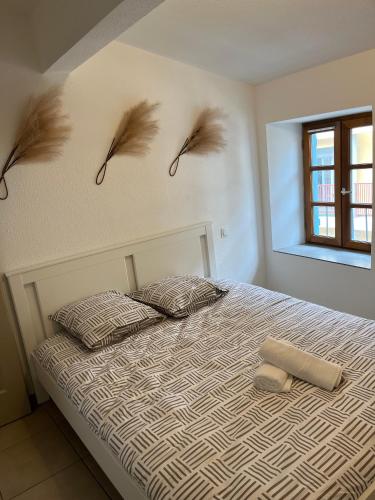 - une chambre avec un lit avec des oiseaux sur le mur dans l'établissement Le Bohème Floral Lit King Size, à Carcassonne