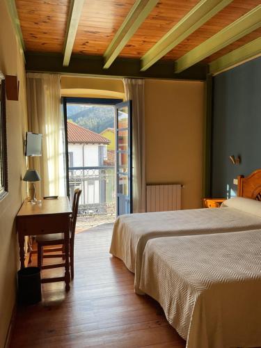 Ένα ή περισσότερα κρεβάτια σε δωμάτιο στο Hotel Cuevas Del Mar