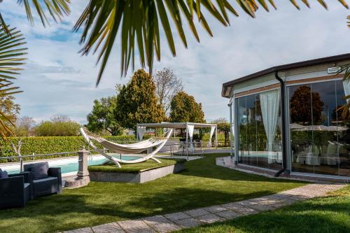 Bazén v ubytování Villa Riviera Hotel Udine nebo v jeho okolí
