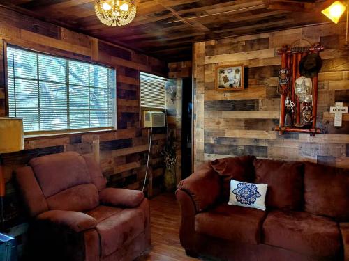 Ruang duduk di Cozy Ranch Cabin