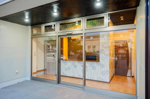 白石市にあるWhitehead Road - Vacation STAY 82431vの建物内のガラス戸付き店舗