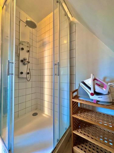 une salle de bain avec douche et toilettes dans l'établissement Jolie Duplex - Grand place - Hyper centre-Netflix, à Arras