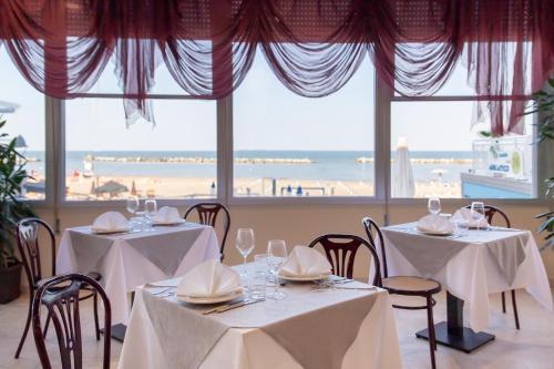 Restaurace v ubytování Hotel Bamby e Delfino