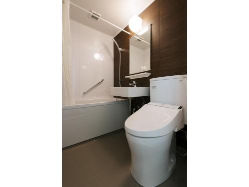 ein Badezimmer mit einer weißen Toilette und einem Waschbecken in der Unterkunft Credo Hotel Hakodate - Vacation STAY 87584v in Hakodate