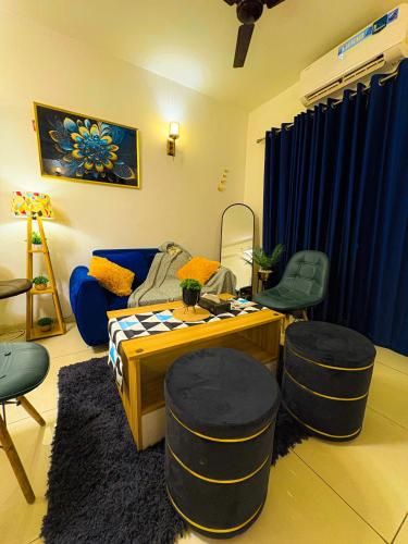 Ruang duduk di Twelfth Glow 1Bhk Studio Apartment