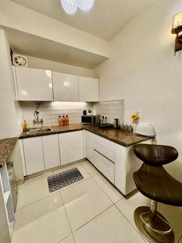 Dapur atau dapur kecil di Twelfth Glow 1Bhk Studio Apartment