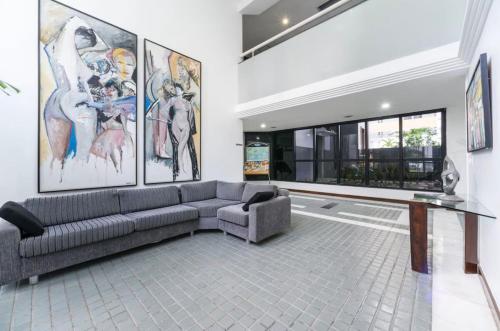 a living room with a couch and a table at Apartmento em Boa Viagem in Recife