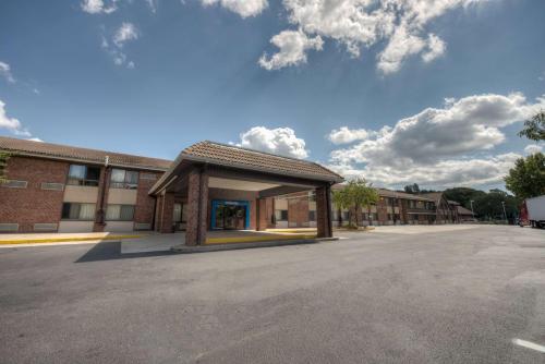an empty parking lot in front of a building at Motel 6-Branford, CT - New Haven in Branford