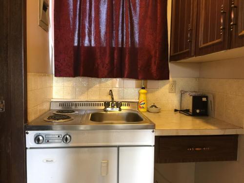 O bucătărie sau chicinetă la Hillcrest Motel