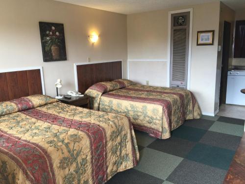 Un pat sau paturi într-o cameră la Hillcrest Motel