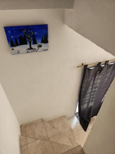 Baño con una foto en la pared y una cortina en Altos de Grecia Cabaña 3, en Villa Carlos Paz