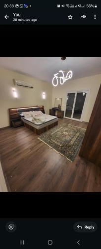 ein Bild eines Schlafzimmers mit einem Bett in einem Zimmer in der Unterkunft New capital city almaqsed compound in Kafr ash Sharā‘inah