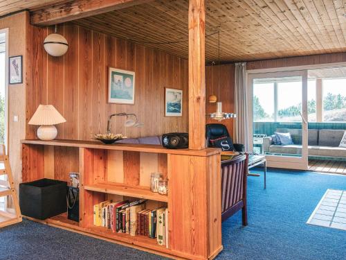 una habitación con una estantería con libros en 6 person holiday home in Fanø-By Traum, en Fanø