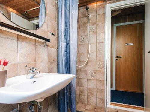 un baño con lavabo y ducha en 6 person holiday home in Fanø-By Traum, en Fanø